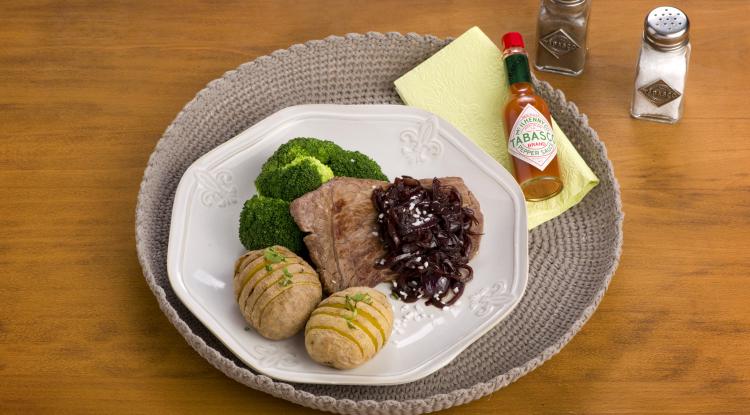 Marha steak fűszeres hagymás mártással